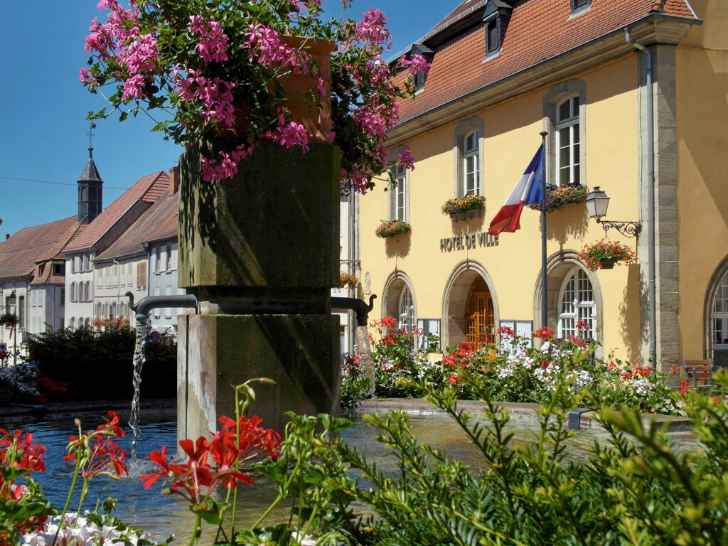 L'hôtel de ville de Sarre-Union et la fontaine